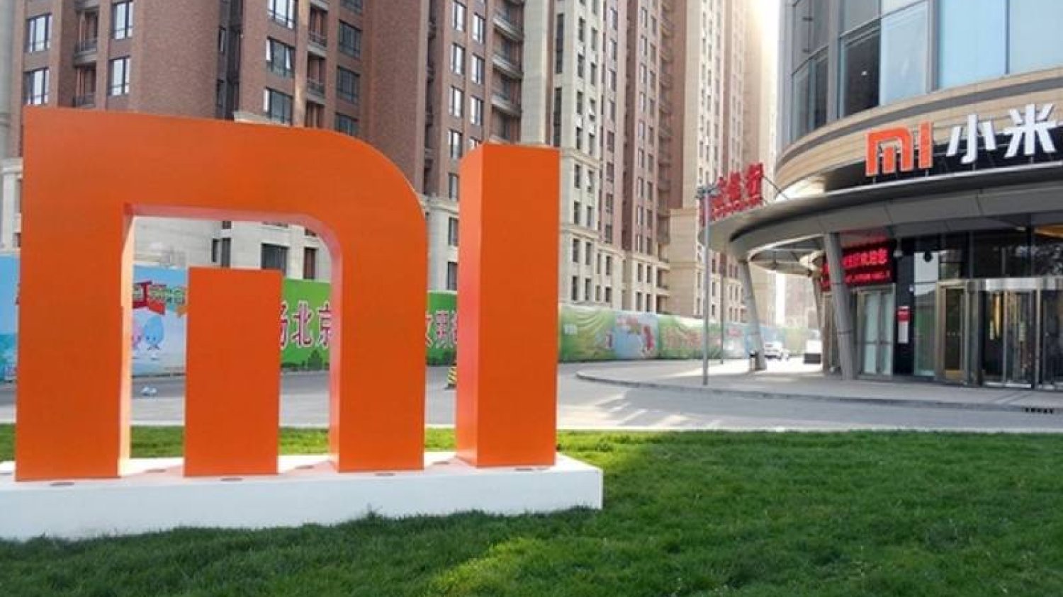 Logo Mi firmy Xiaomi przed budynkiem chińskiej firmy.