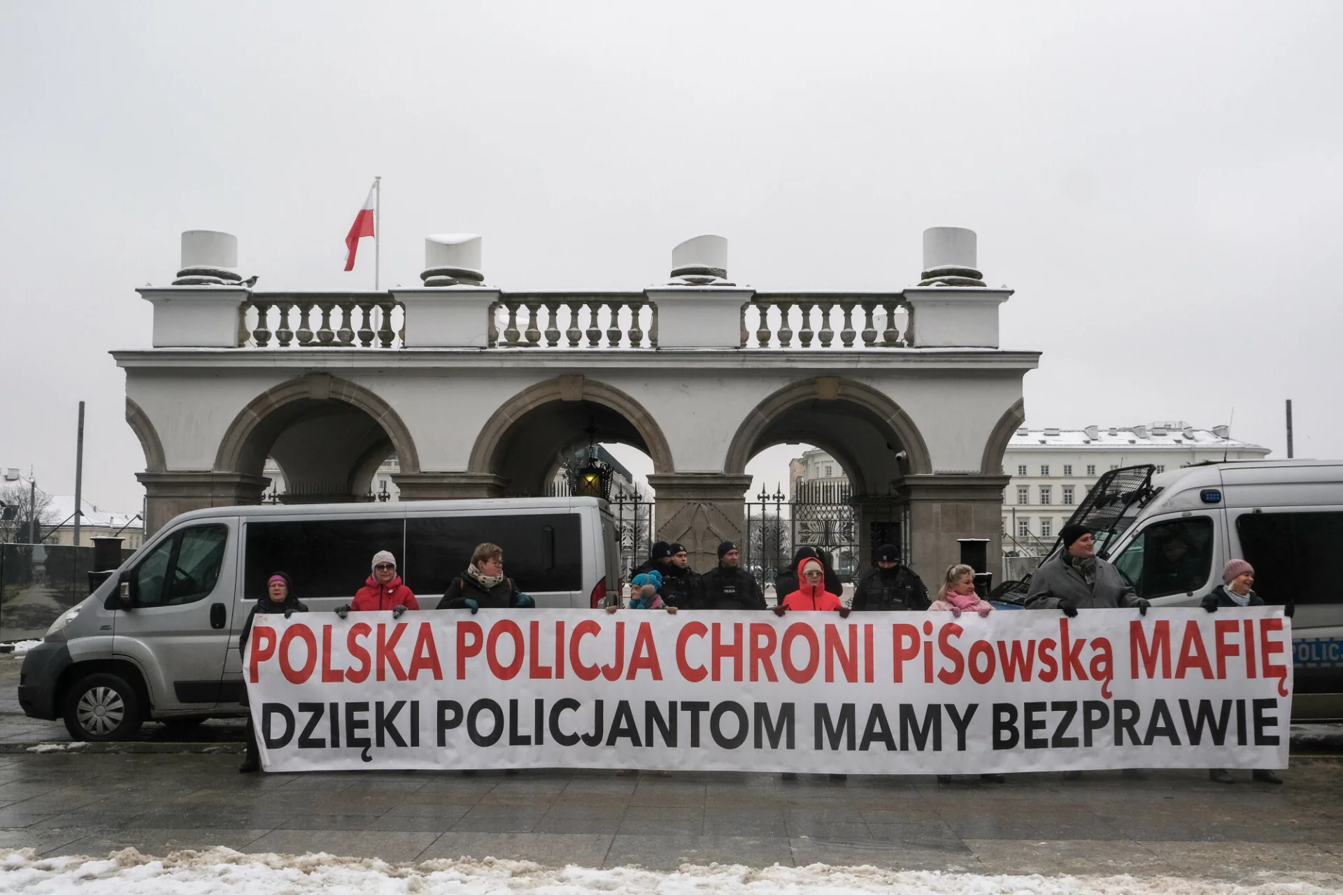 Policja zasłania manifestujących radiowozami Policja na miesięcznicy smoleńskiej