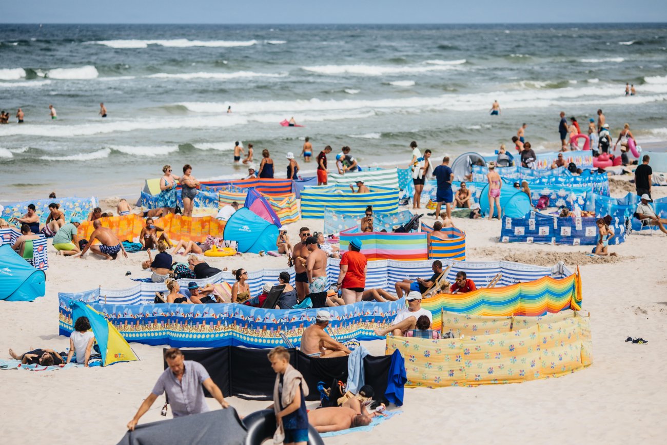 Turyści na plaży nad Bałtykiem.