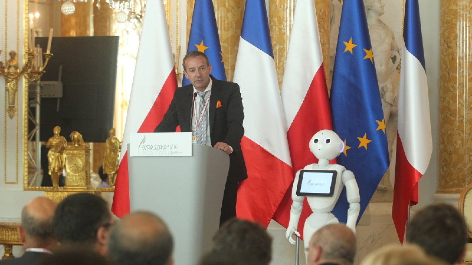 Prezes Francusko-Polskiej Izby Gospodarczej Jean-François Fallacher i robot Pepper otworzyli czwartą edycję Spotkań Warszawskich.