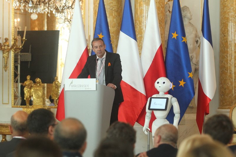 Prezes Francusko-Polskiej Izby Gospodarczej Jean-François Fallacher i robot Pepper otworzyli czwartą edycję Spotkań Warszawskich.