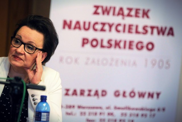 Minister Anna Zalewska jest spokojna o pracę dla zwalnianych nauczycieli. Jej spokoju nie podzielają ani samorządowcy ani nauczyciele.