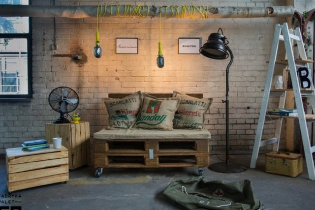 DekoEko to platforma sprzedażowa, gdzie można znaleźć upcyclingowe ubrania, zabawki, akcesoria i elementy wystroju