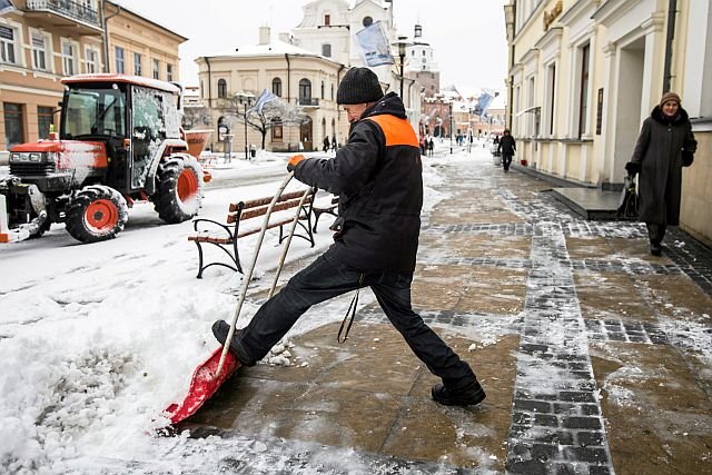 Osobom pracującym zimą na świeżym powietrzu trzeba zapewnić posiłki regeneracyjne, ciepłe napoje i możliwość ogrzania się