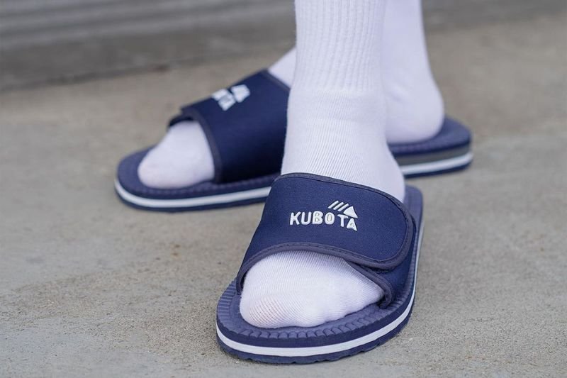 Granatowe klapki Kubota