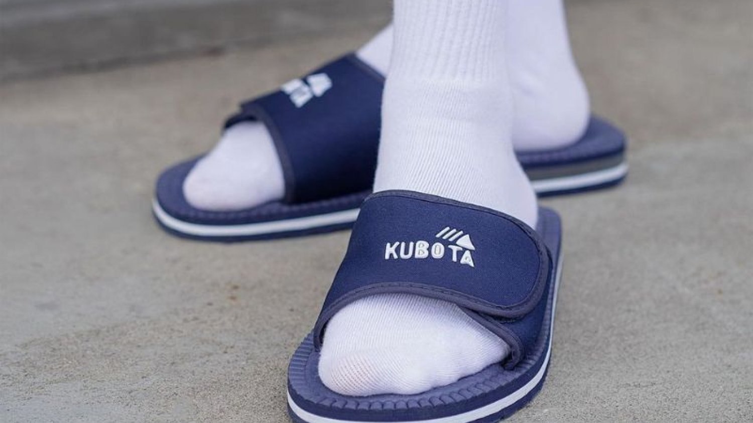 Granatowe klapki Kubota