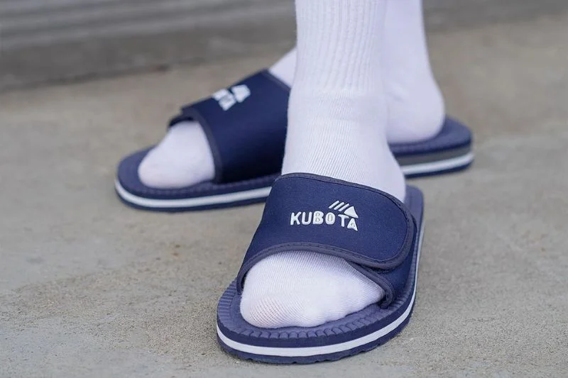 Granatowe klapki Kubota