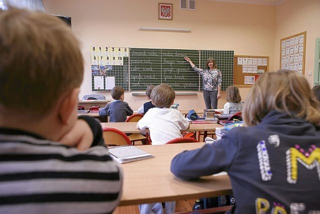 Część nauczycieli po podwyżce dostanie wypłatę mniejszą od pensji minimalnej.