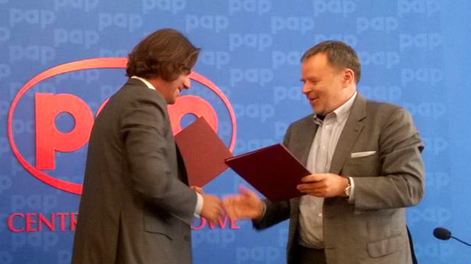 Prezes PKP CARGO oraz dyrektor NCBR chwilę po podpisaniu porozumienia o współpracy.