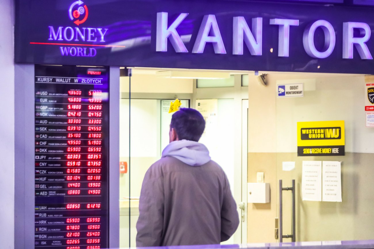 Złoty stracił tylko względem franka szwajcarskiego