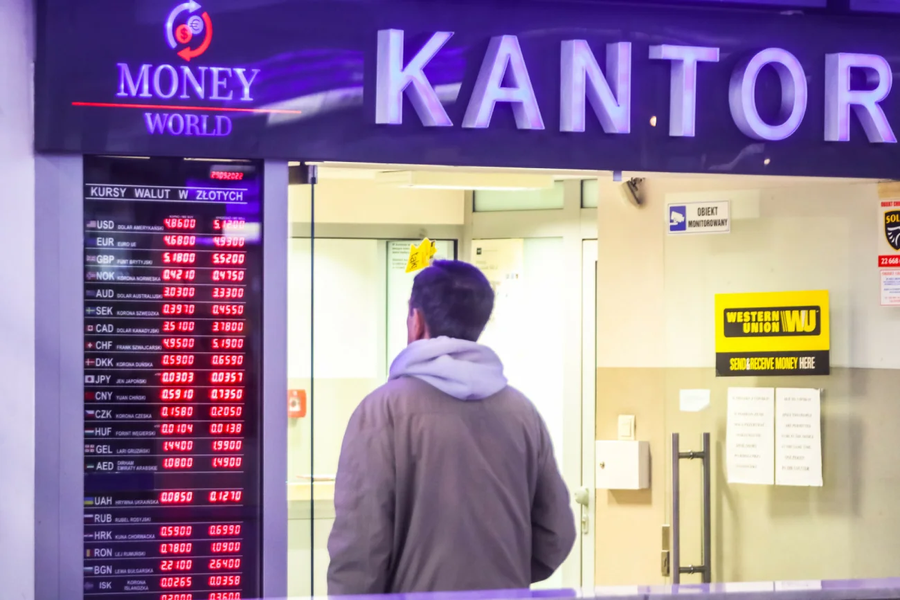 Złoty stracił tylko względem franka szwajcarskiego