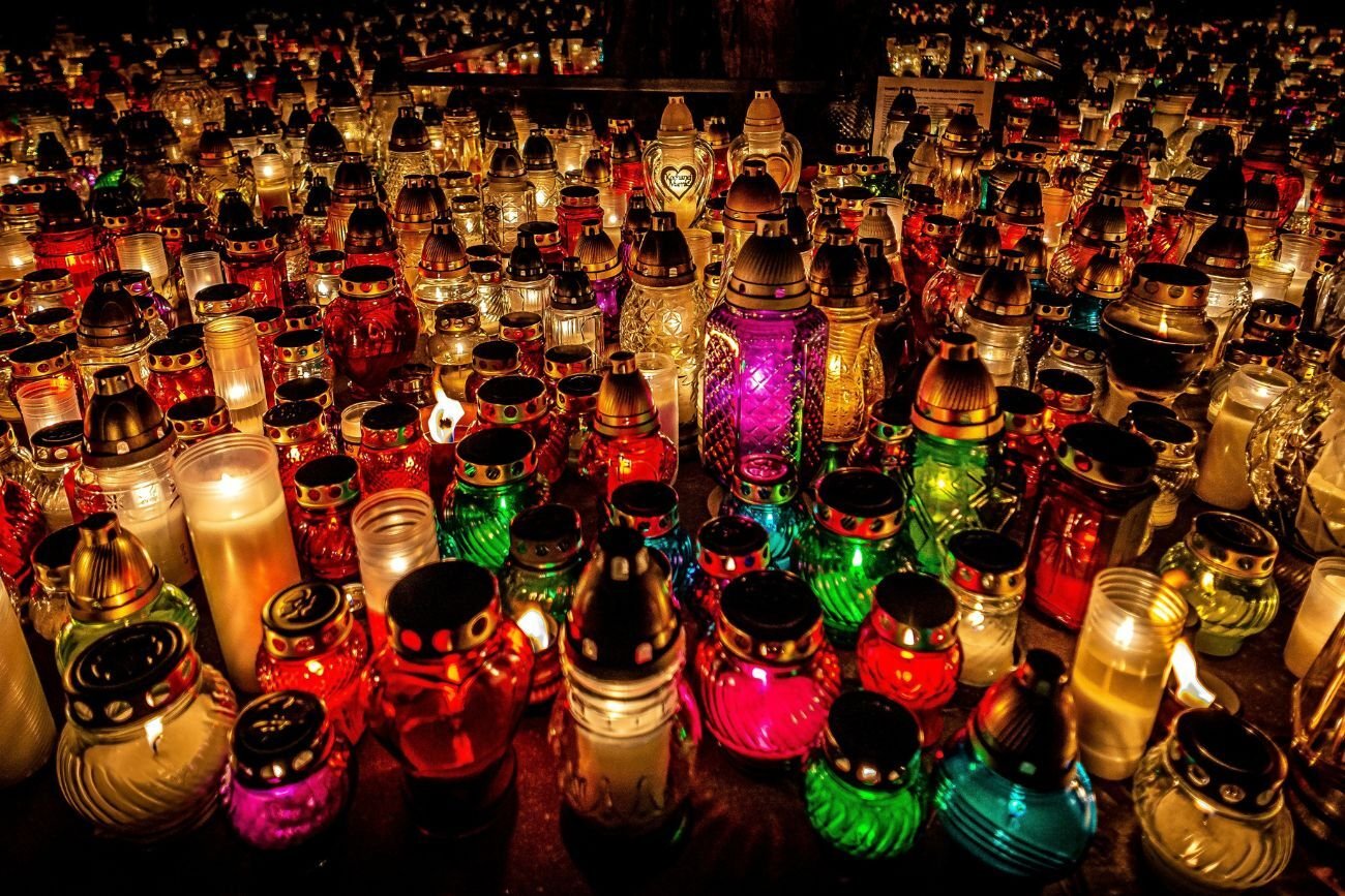 Żeby namierzyć miejsce pochówku konkretnej osoby, należy wpisać odpowiednie dane w wyszukiwarce: imię i nazwisko poszukiwanego, a także województwo i miasto.