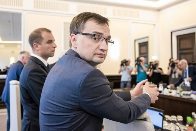 Sędziowie wystosowali uchwałę, w której za słabe wskaźniki oskarżają dobrą zmianę i ministra sprawiedliwości Zbigniewa Ziobrę