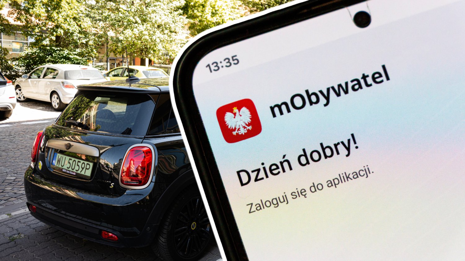 Parking z samochodami w tle. Telefon z aplikacją mObywatel.