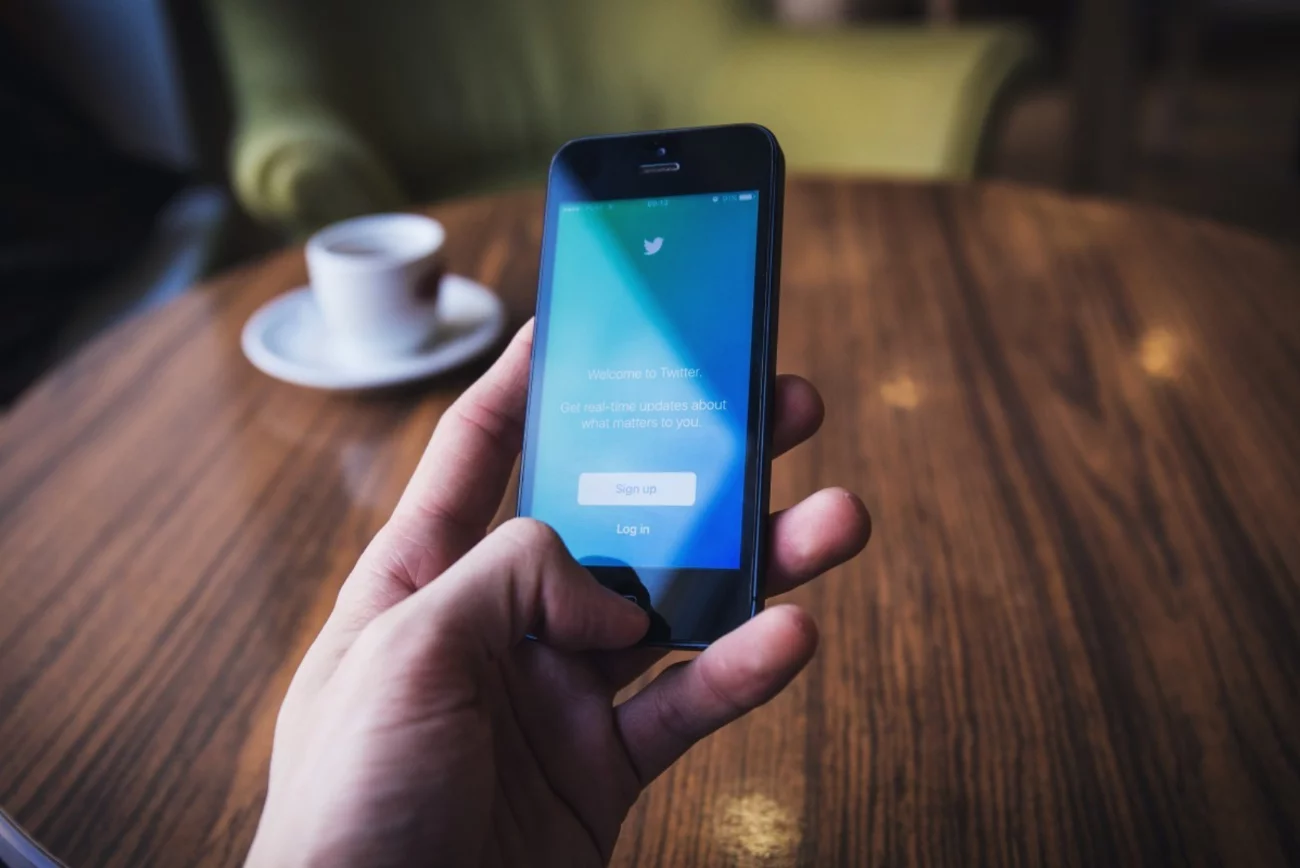 Aplikacja Twittera na telefonie