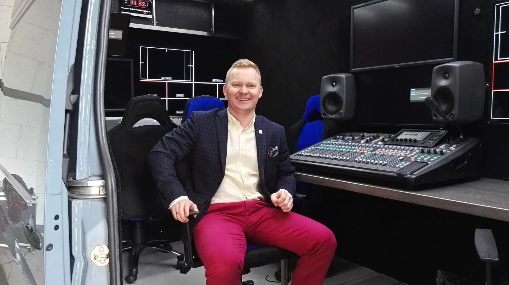 Krzysztof Mnich w wozie transmisyjnym ULTRA HD