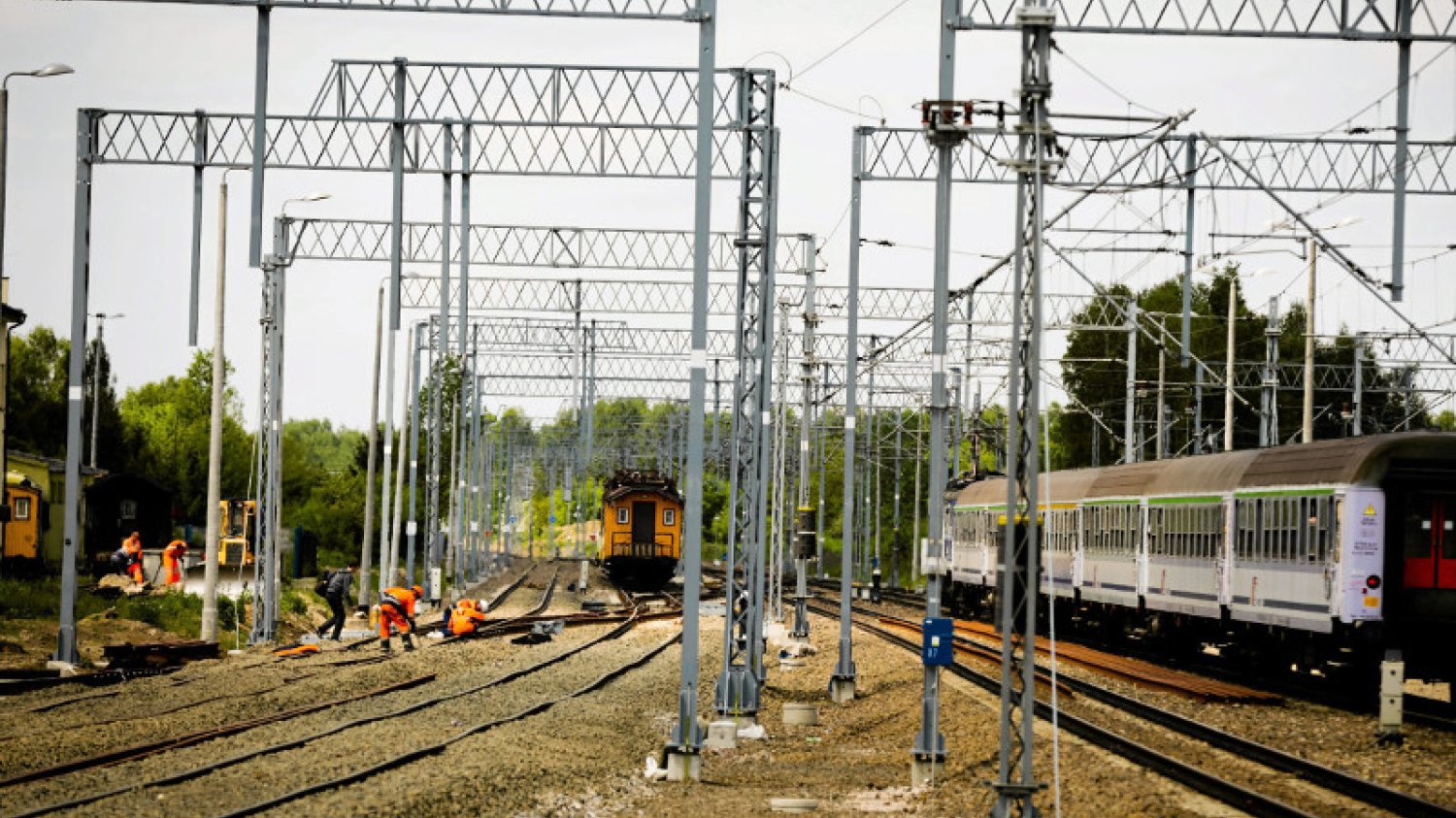 Polska straci ponad 40 mld zł z UE na kolej? Eksperci z branży alarmują, że PKP PLK nie zakontraktowała żadnego projektu.