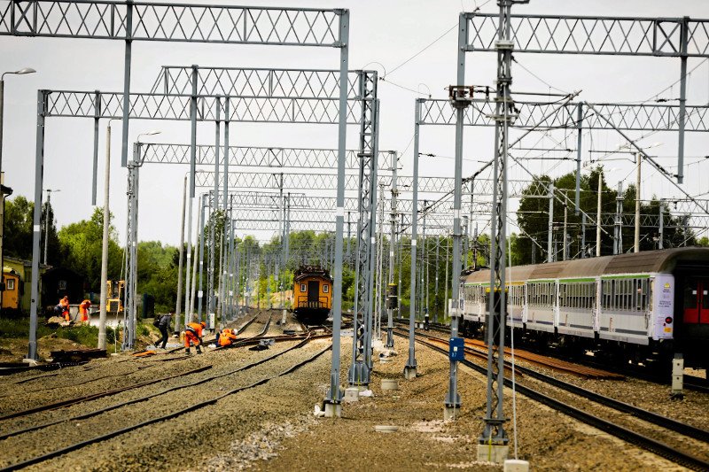 Polska straci ponad 40 mld zł z UE na kolej? Eksperci z branży alarmują, że PKP PLK nie zakontraktowała żadnego projektu.