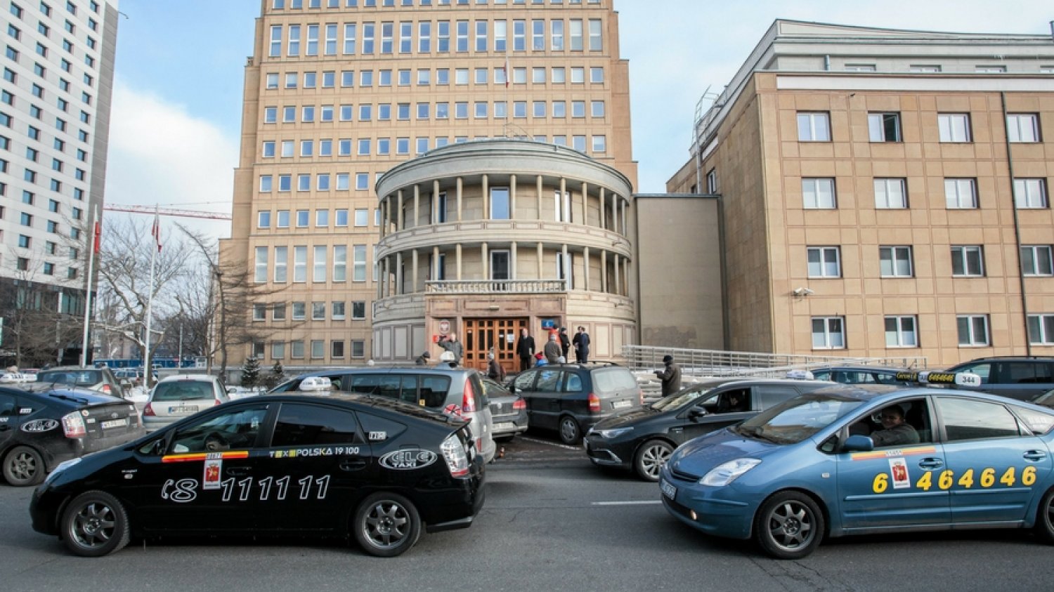 Jeden z poprzednich protestów taksówkarzy przed ministerstwem infrastruktury.