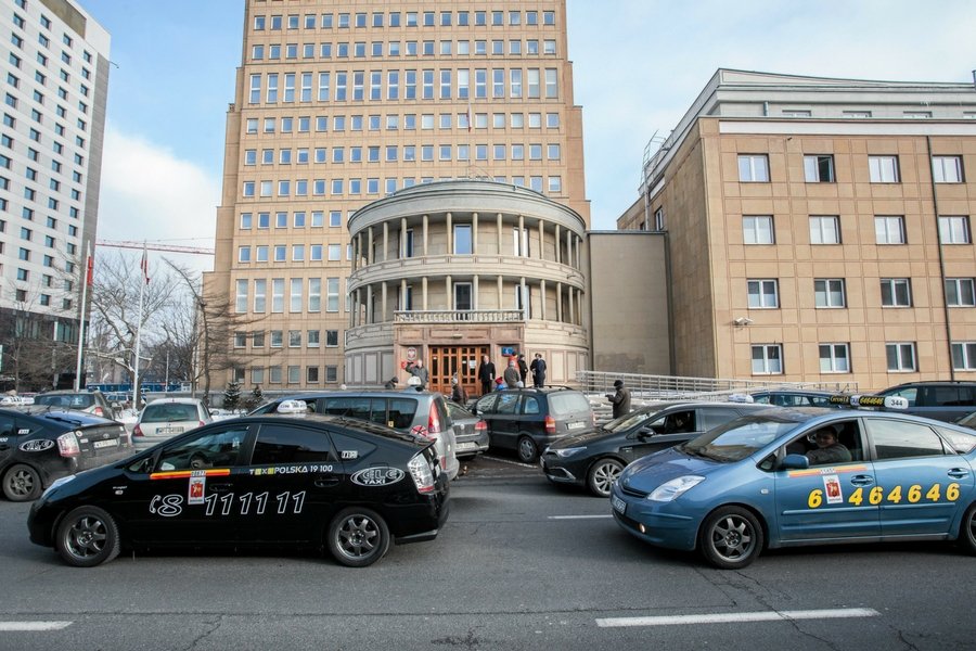 Jeden z poprzednich protestów taksówkarzy przed ministerstwem infrastruktury.