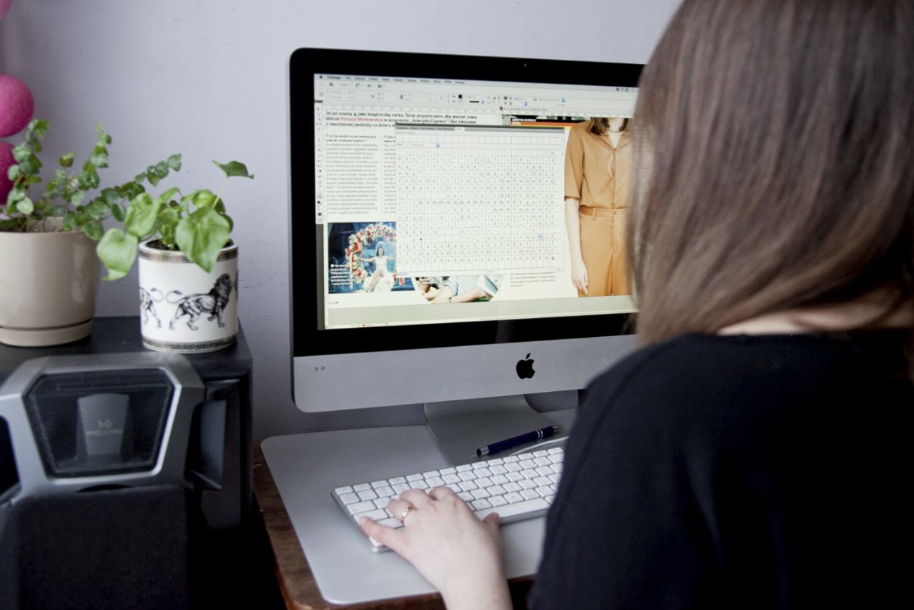 Praca zdalna przy komputerze.