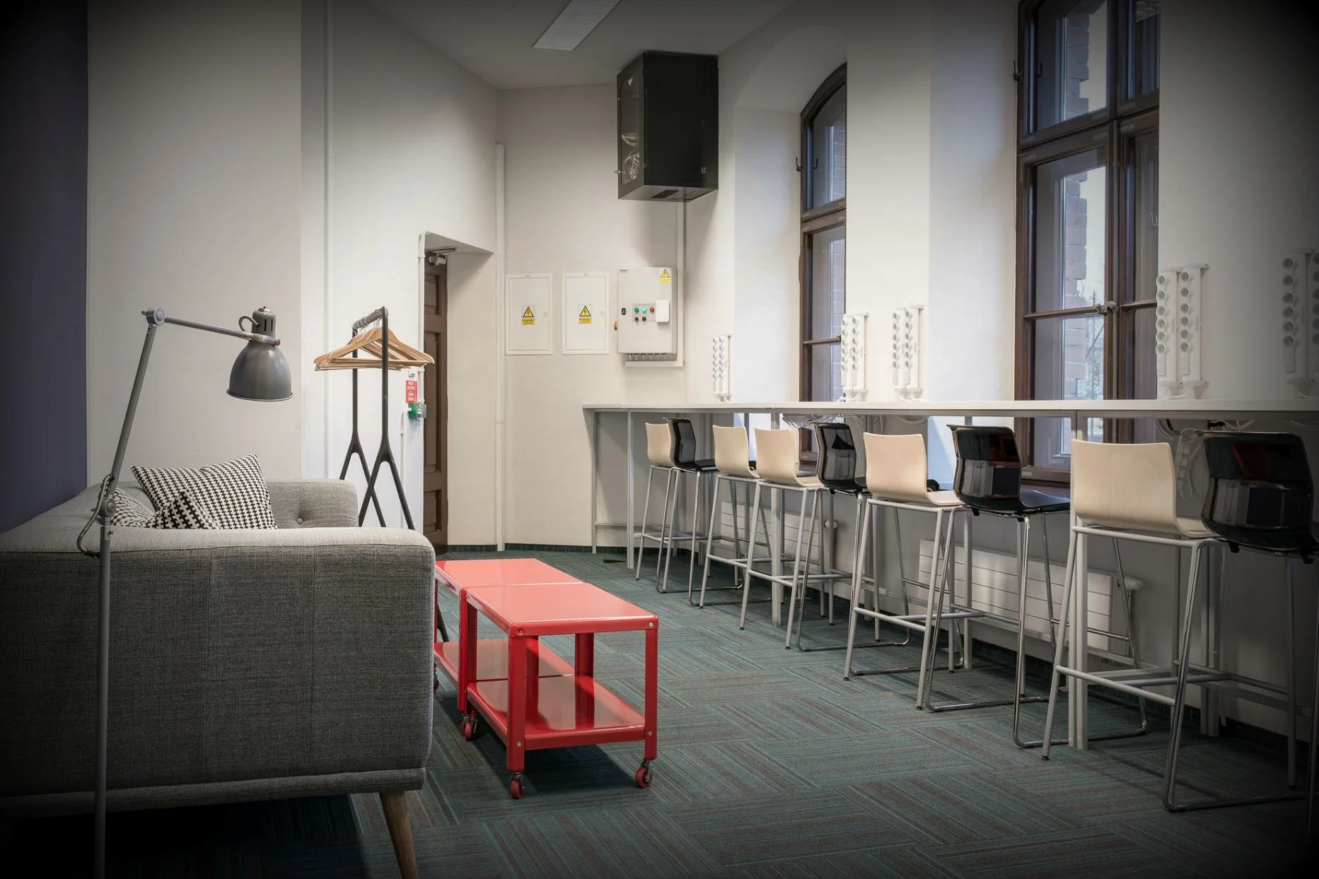 Członkostwo w TechHub to nie tylko dostęp do biurka ale również: wykłady i szkolenia, pomoc prawnika, księgowej, PR-owca, dostęp do międzynarodowych kontaktów i inwestorów