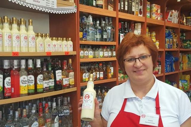 Smietankówka z Olesna robi niesamowitą furorę. Na zdjęciu p. Aniela Kainka - kierownik sklepu przy OSM w Oleśnie.