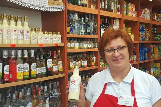 Smietankówka z Olesna robi niesamowitą furorę. Na zdjęciu p. Aniela Kainka - kierownik sklepu przy OSM w Oleśnie.