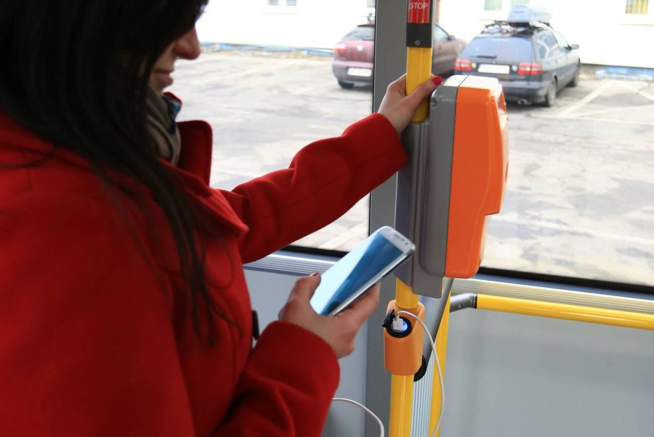 Ładowanie telefonu w autobusie.