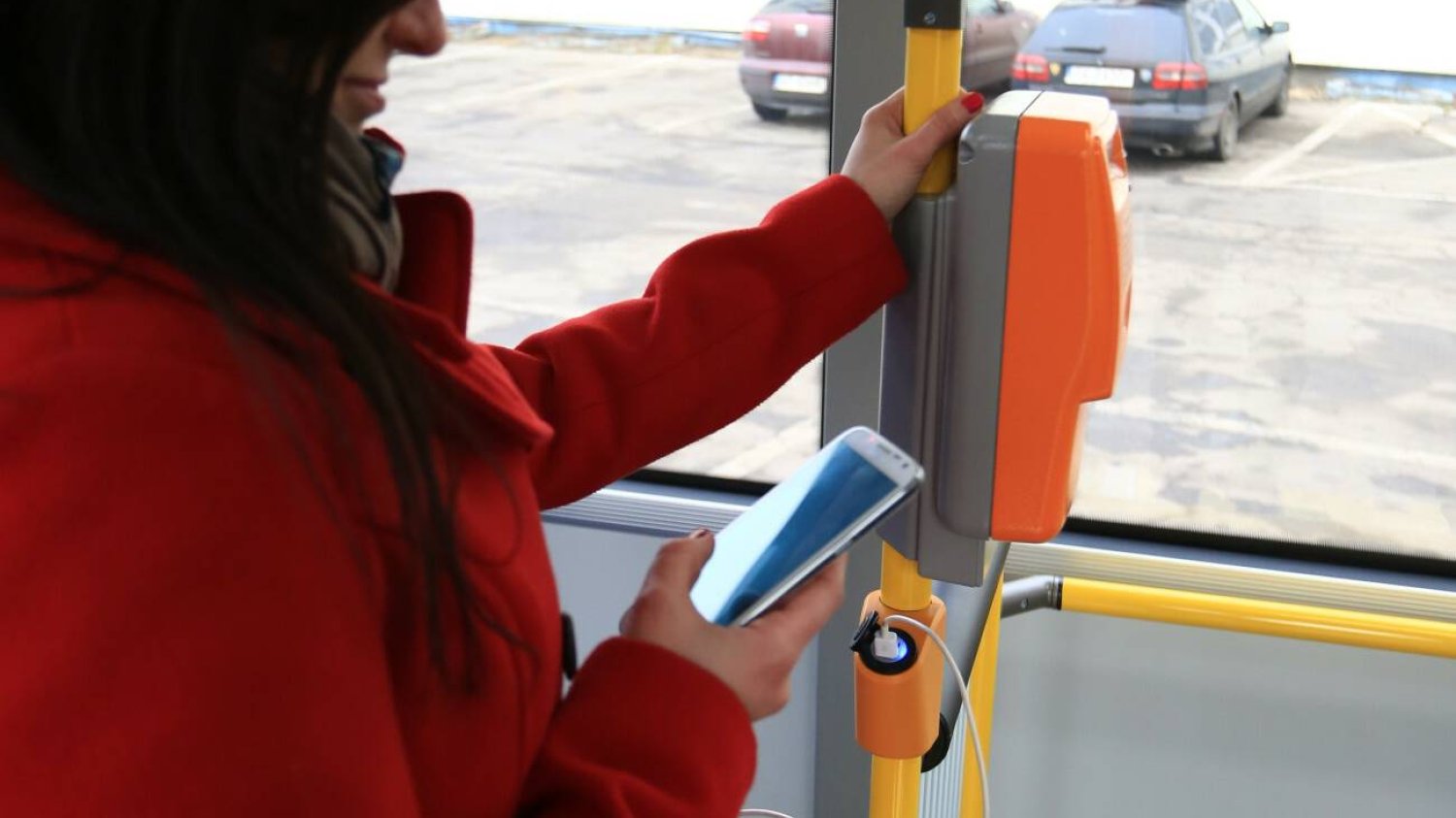 Ładowanie telefonu w autobusie.