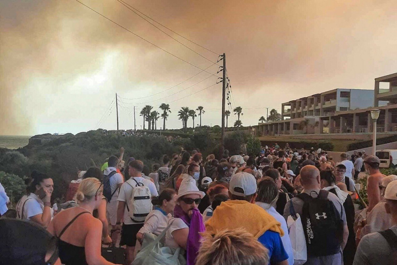 Pożary w Grecji na Rodos. Jakie prawa mają turyści?