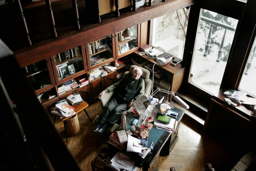 Stanisław Lem w swoim domu zimą 2005 roku.