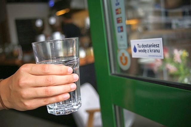 Od pewnego czasu wodę z kranu można też dostać w restauracjach i kawiarniach, na ogół za darmo