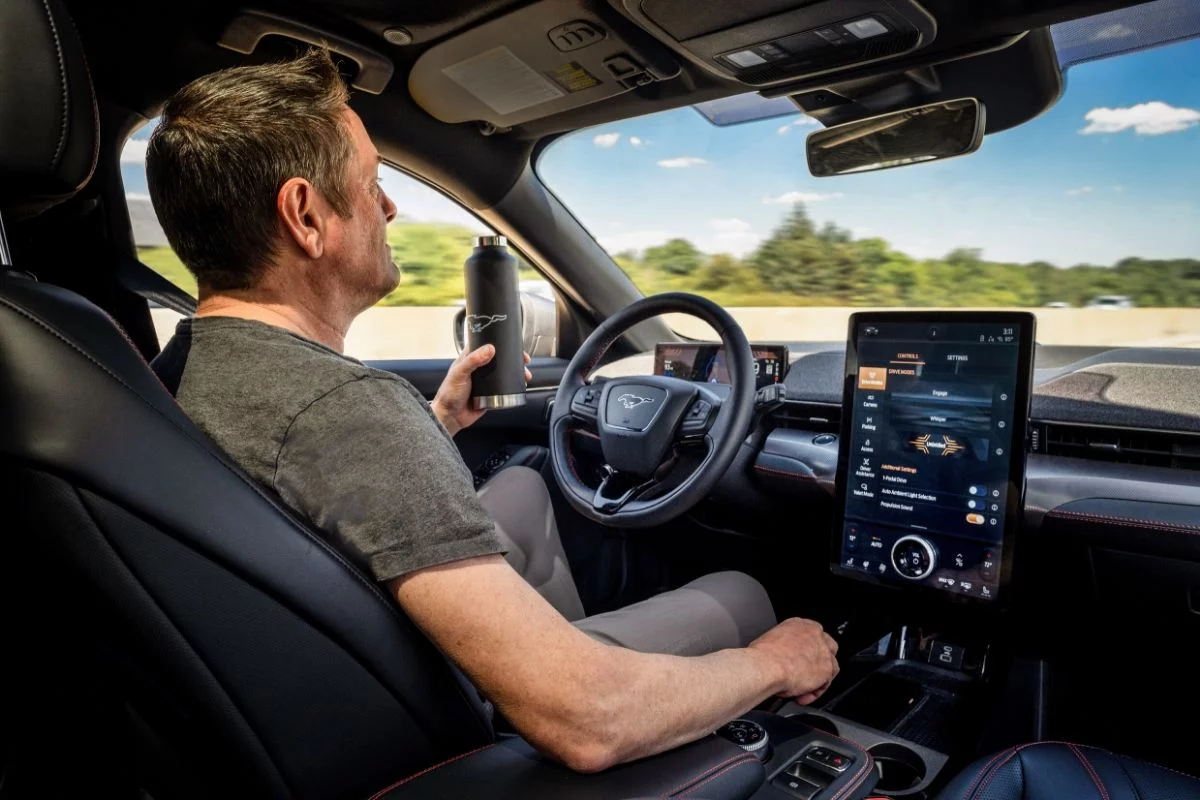 Ford doda aktualizację do modelu Mustang Mach-E. Dzięki niej poprowadzimy auto bez trzymania kierownicy.