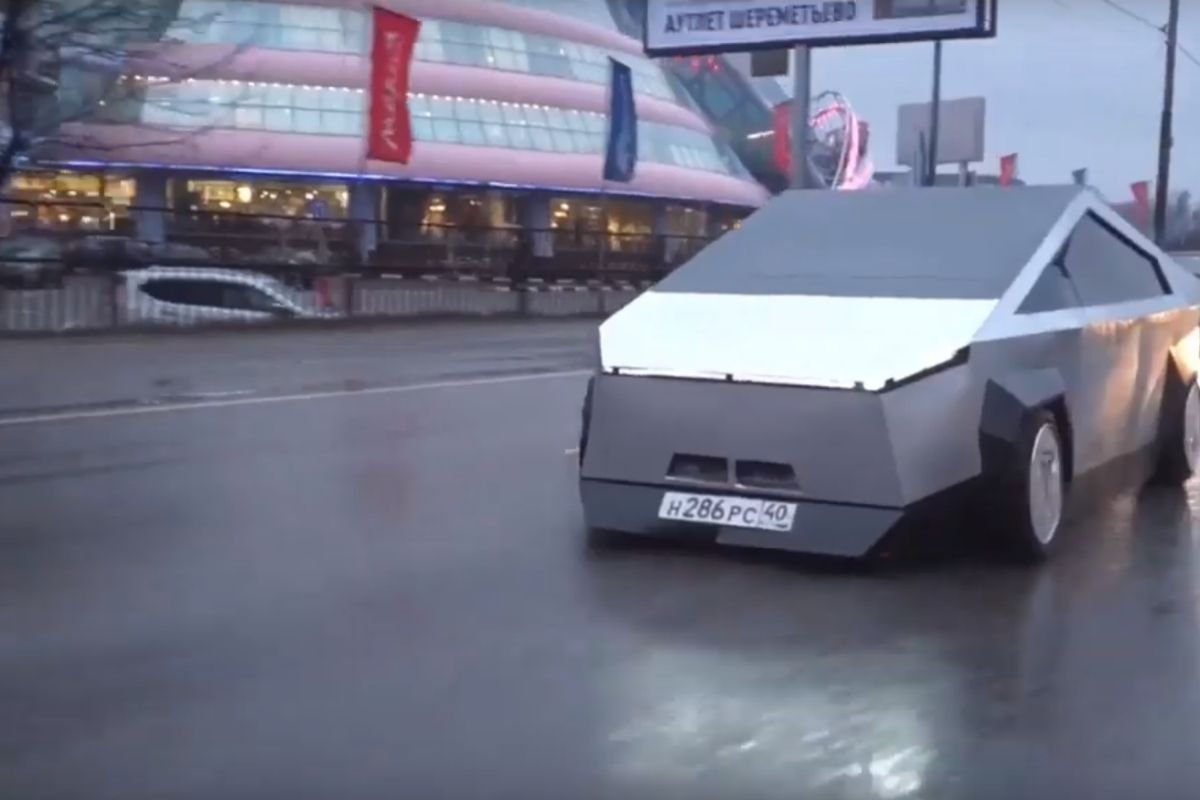 18 grudnia media obiegła informacja o rosyjskim Cybertrucku. Jak się okazuje replika jest dziełem blogerów z Cannon Garage. Kryje w sobie duszę Łady Samary i pali gaz.