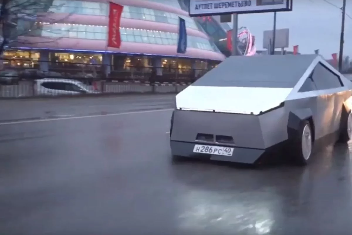18 grudnia media obiegła informacja o rosyjskim Cybertrucku. Jak się okazuje replika jest dziełem blogerów z Cannon Garage. Kryje w sobie duszę Łady Samary i pali gaz.