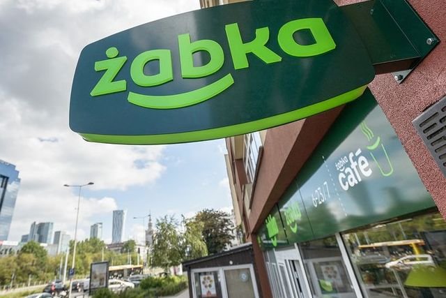 - Ja to ogłoszenie traktuję po prostu jako happening, nie ma ono na celu faktycznego niesprzedawania komuś towarów – tłumaczy pan Adam, właściciel Żabki w Ostrowie Wielkopolskim.