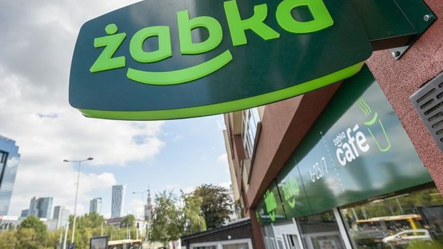 - Ja to ogłoszenie traktuję po prostu jako happening, nie ma ono na celu faktycznego niesprzedawania komuś towarów – tłumaczy pan Adam, właściciel Żabki w Ostrowie Wielkopolskim.