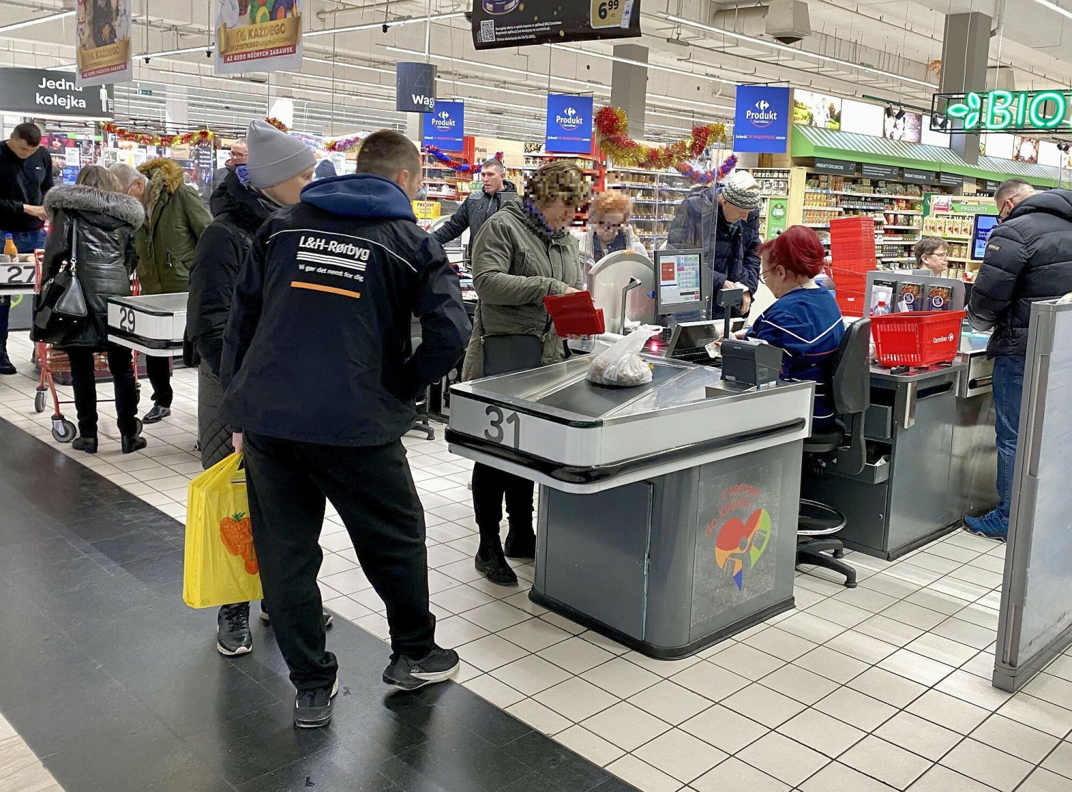 Polacy wydają coraz więcej, ale kupują coraz mniej