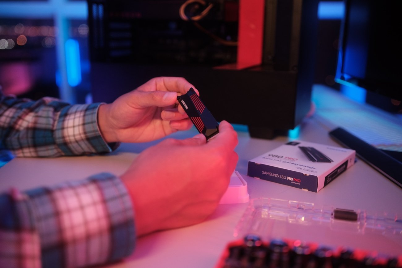 Ze starszego i wolno działającego już komputera można uczynić zauważalnie szybki sprzęt – dzięki wymianie dysku wewnętrznego.