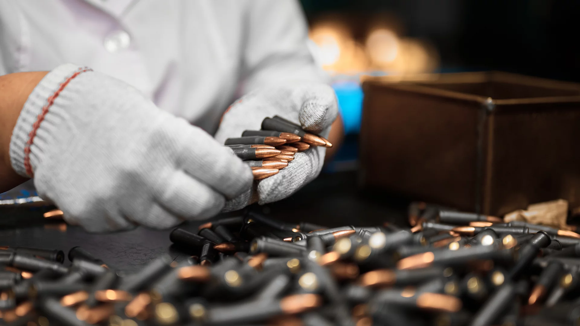 Pakowanie nabojów z taśmy produkcyjnej.