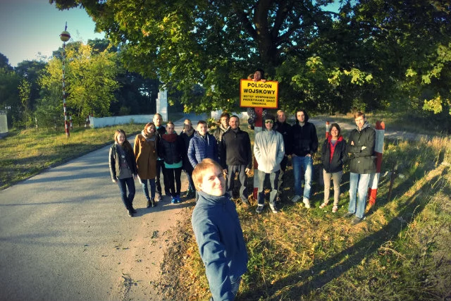 Studenci Politechniki Warszawskiej pracujący nad rakietą podczas testów na jednym z poligonów.