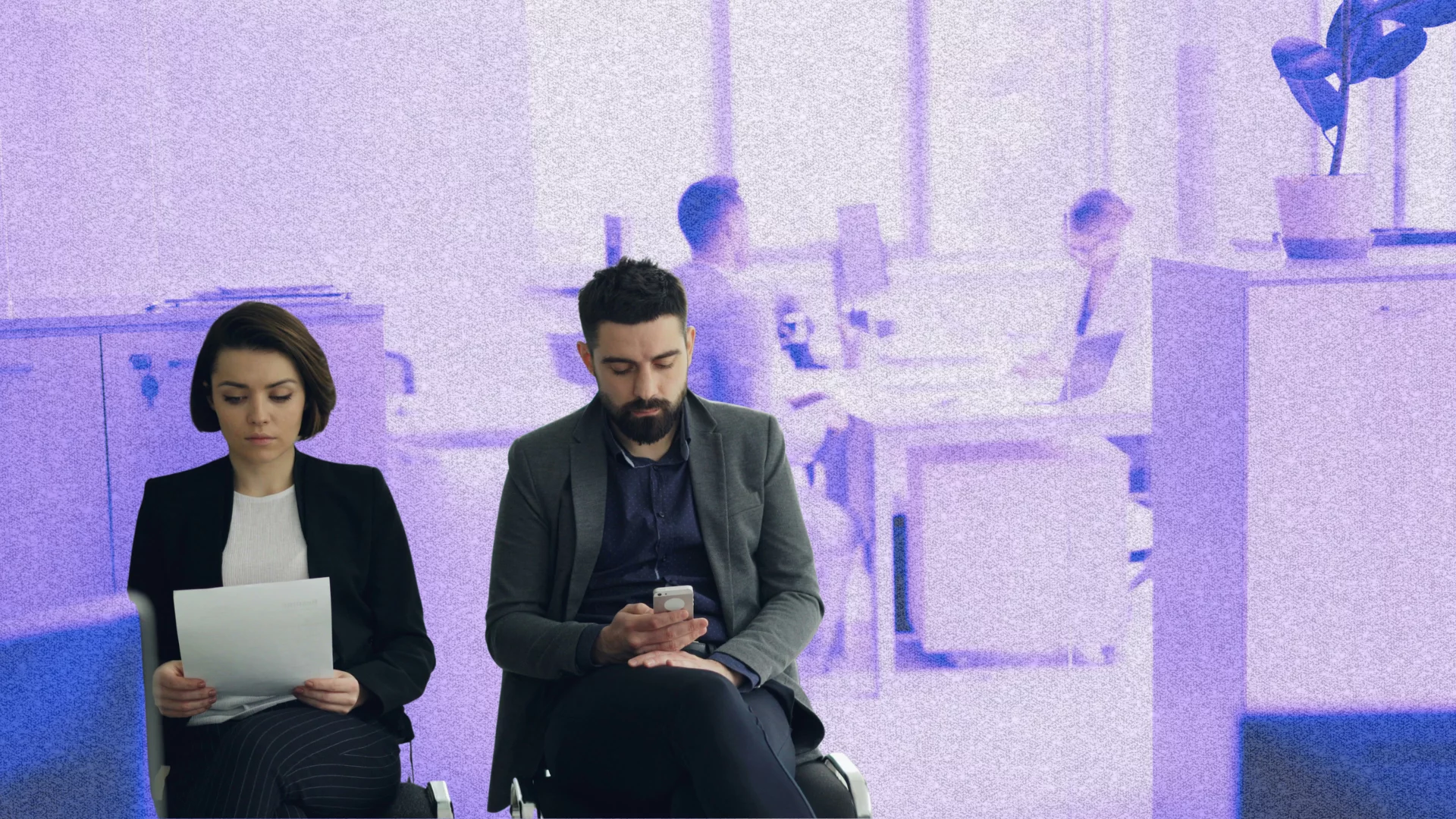 Kobieta i mężczyzna czekają na rozmowę rekrutacyjną. W Polsce rośnie bezrobocie