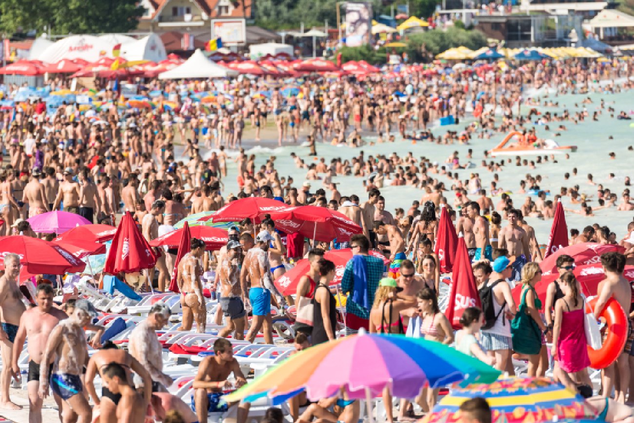 plaża przepełniona ludźmi nad morzem bałtyckim