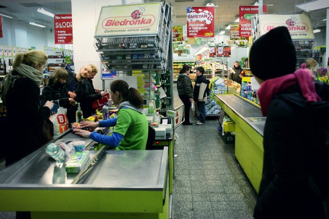 Policjanci, dziennikarze, urzędnicy – wszyscy powołują się dzisiaj na zarobki „pań z dyskontów" jak Biedronka czy Lidl