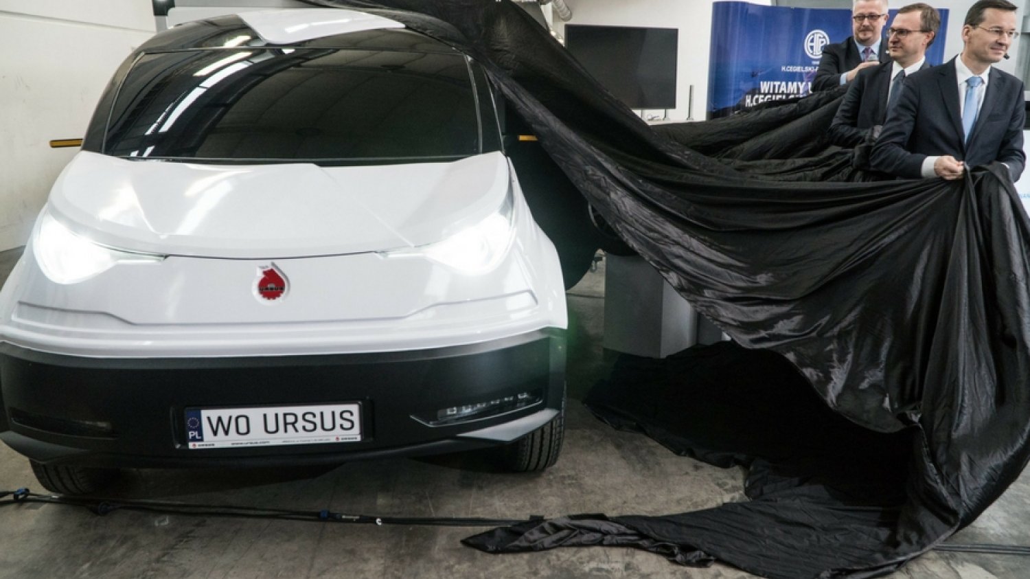 Wicepremier Mateusz Morawiecki odsłania prototyp Elvi.