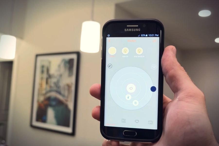 Inteligentne żarówki pozwalają np. na zmianę temperatury oświetlenia.