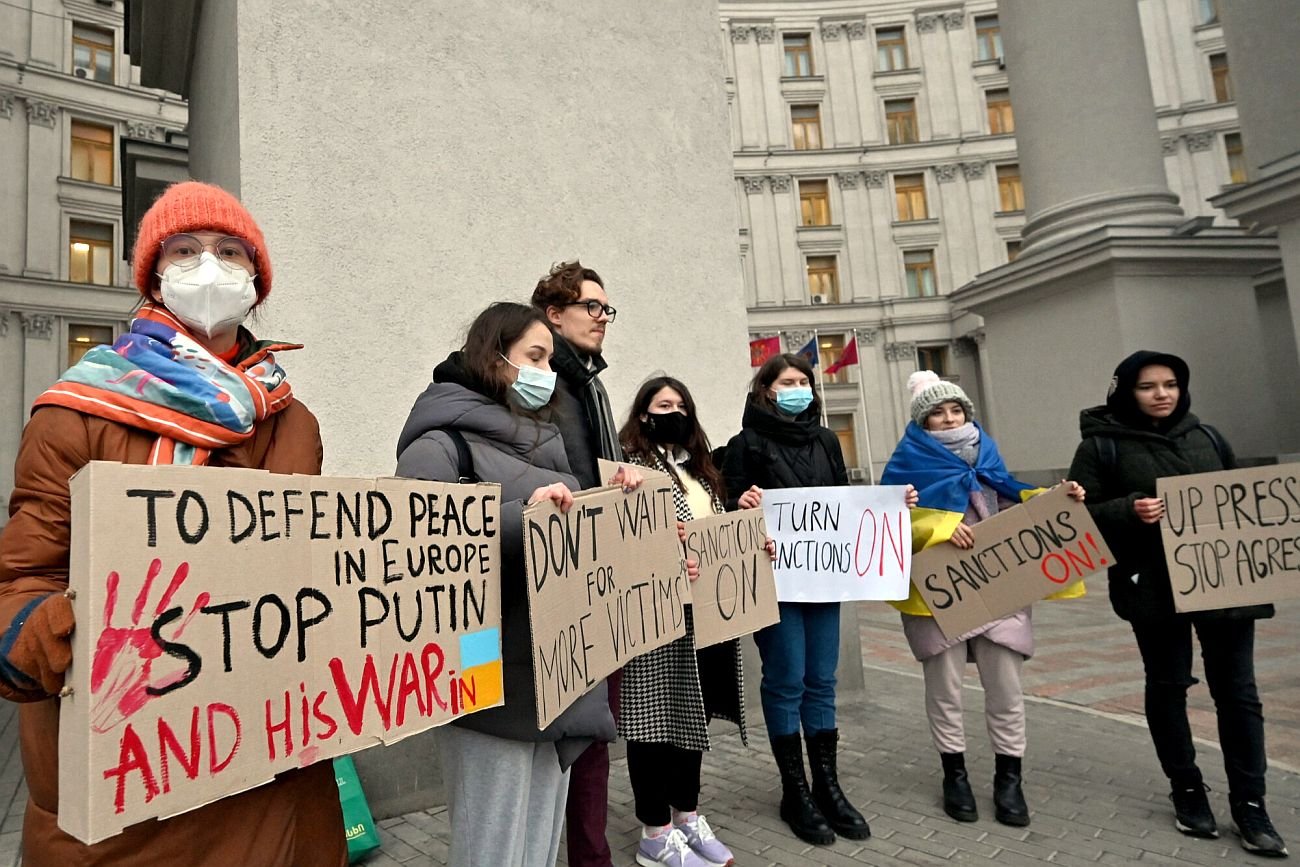 Zaostrzenia sankcji i odcięcia Rosji od systemu SWIFT domaga się coraz więcej ludzi