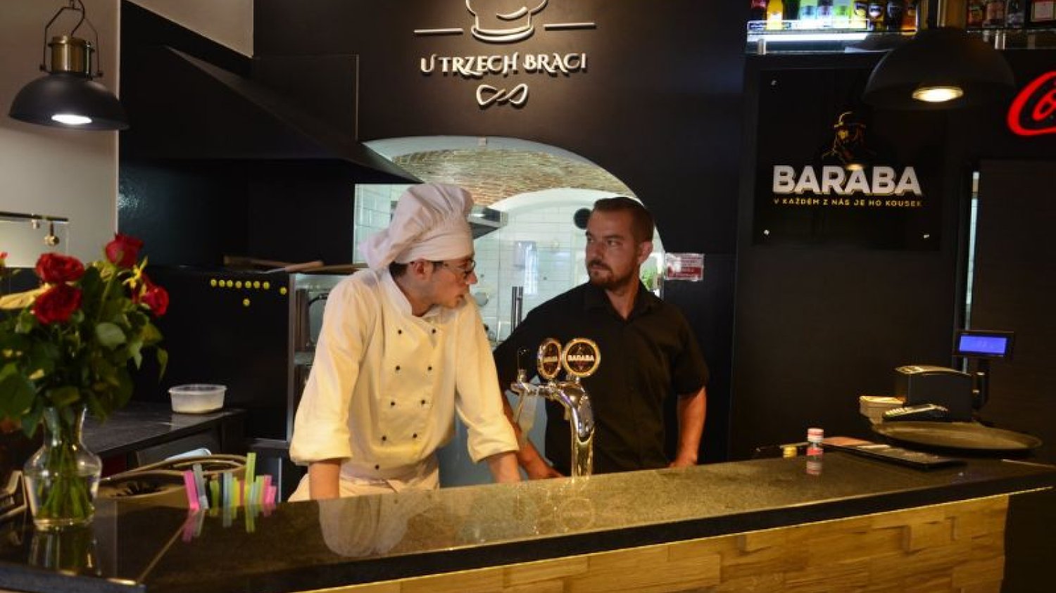 Pozory mylą. Na zdjęciu jest tylko jeden z braci z restauracji "U Trzech Braci".