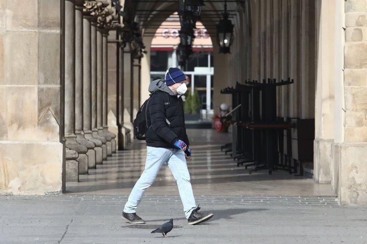 Koronawirusowe rozporządzenie ministra zdrowia daleko ingeruje w prawa i wolności osób, ale jest zgodne z przepisami